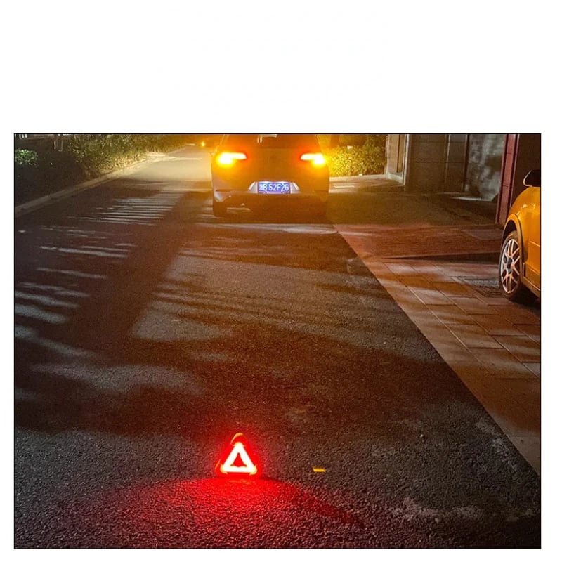 ⏰ LIMITED TIME 50% OFF! 🔥 2-IN-1 Solar Emergency Triangle Warning Light at the Roadside